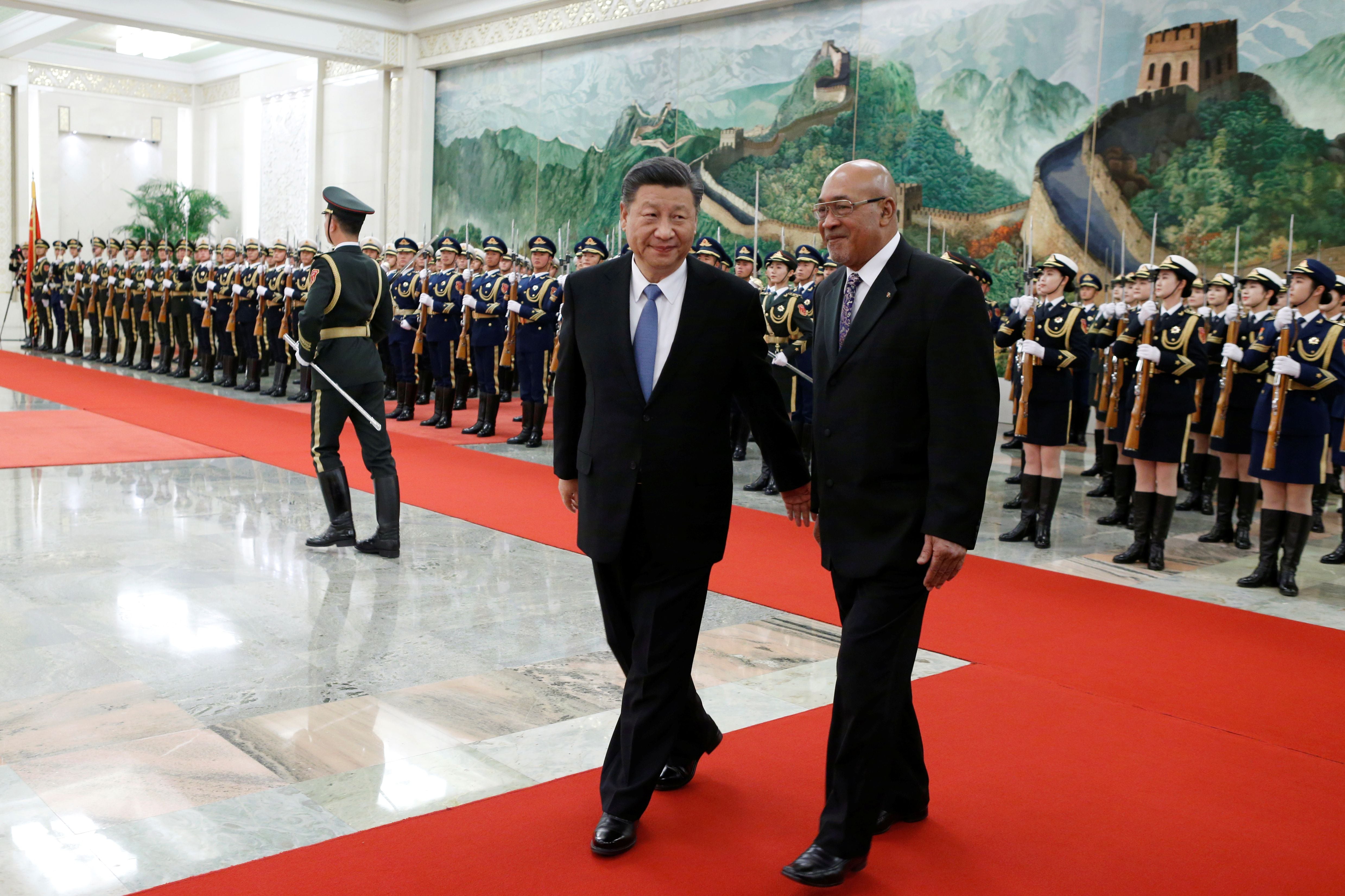 FOTO DE ARCHIVO: Xi Jinping con el entonces presidente de Surinam, Desi Bouterse, bajo cuya administración se otorgaron los prestamos chinos que ahora asfixian al país sudamericano (Reuters)