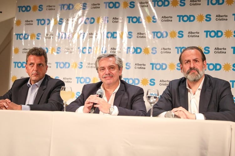 Sergio Massa, Alberto Fernández y Susbielles en conferencia de prensa el lunes en Bahía Blanca