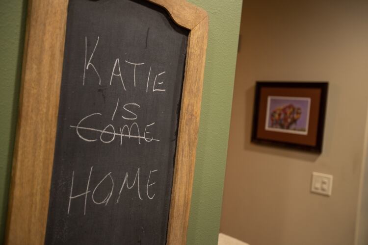 Una nota corregida en una pizarra en la casa de Carole y Verne King tras el regreso de Katie (Rajah Bose/The New York Times)
