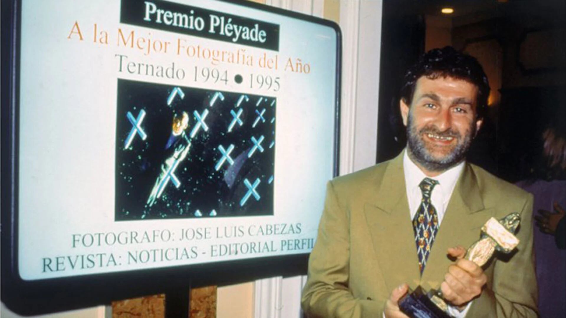 Felicidad. José Luis Cabezas ganó el Premio Pléyade a la Mejor Fotografía Periodística (1995) por el retrato al capellán José Fernández en una réplica del cementerio Darwin de la Isla Gran Malvina.