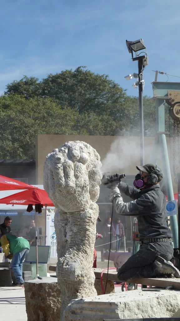 La artista canadiense dando forma a su bloque de mármol