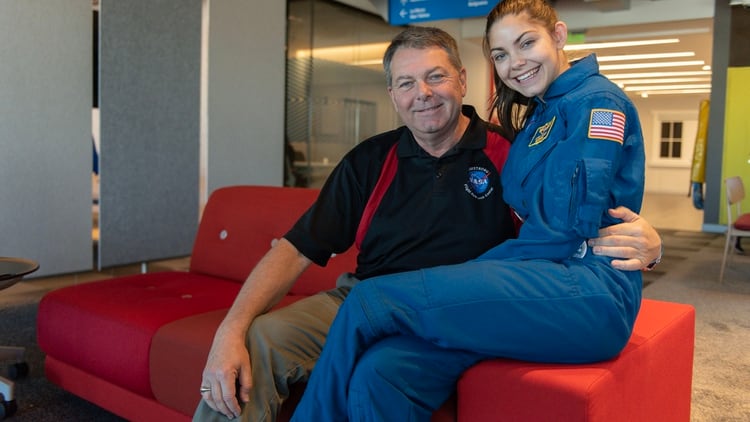 Junto a su padre, Alyssa tiene el apoyo para lograr su ansiado viaje espacial