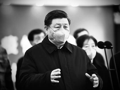 Xi Jinping durante un acto en Beijing posa con una mascarilla para protegerse del coronavirus (AP)