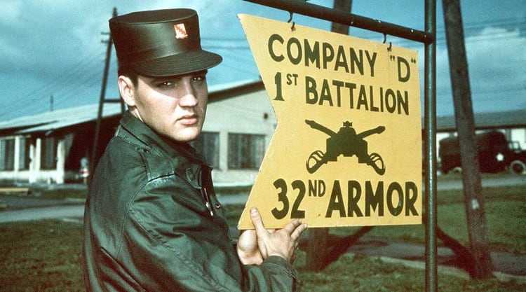 Elvis Presley durante su instrucción militar en Alemania.