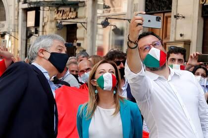  Antonio Tajani, Matteo Salvini y Giorgia Meloni se toman una selfie durante la manifestación de este martes en Roma. (REUTERS/Remo Casilli)