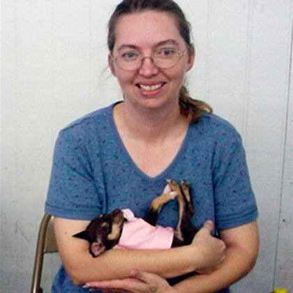 Lisa Montgomery con uno de los perros rat terrier. Usó un chat de crianza de perros para conectarse con quien sería su víctima