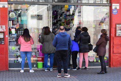 El distanciamiento social ya es utopía. En las filas, la mayoría no respeta la recomendación oficial. “Todos los fines de semana es así. La gente sale, camina, sin lo del distanciamiento social y eso que a los locales no dejan entrar a nadie”, dijo a Infobae una joven sentada en un banco sobre la peatonal. Capítulo aparte son los cajeros de los bancos. Alrededor de cualquier entidad bancaria hay filas de gente que quiere abastecerse de efectivo. En algunas ocasiones se respeta la distancia pero en otros los clientes están uno detrás de otro con muy pocos centímetros entre ellos 