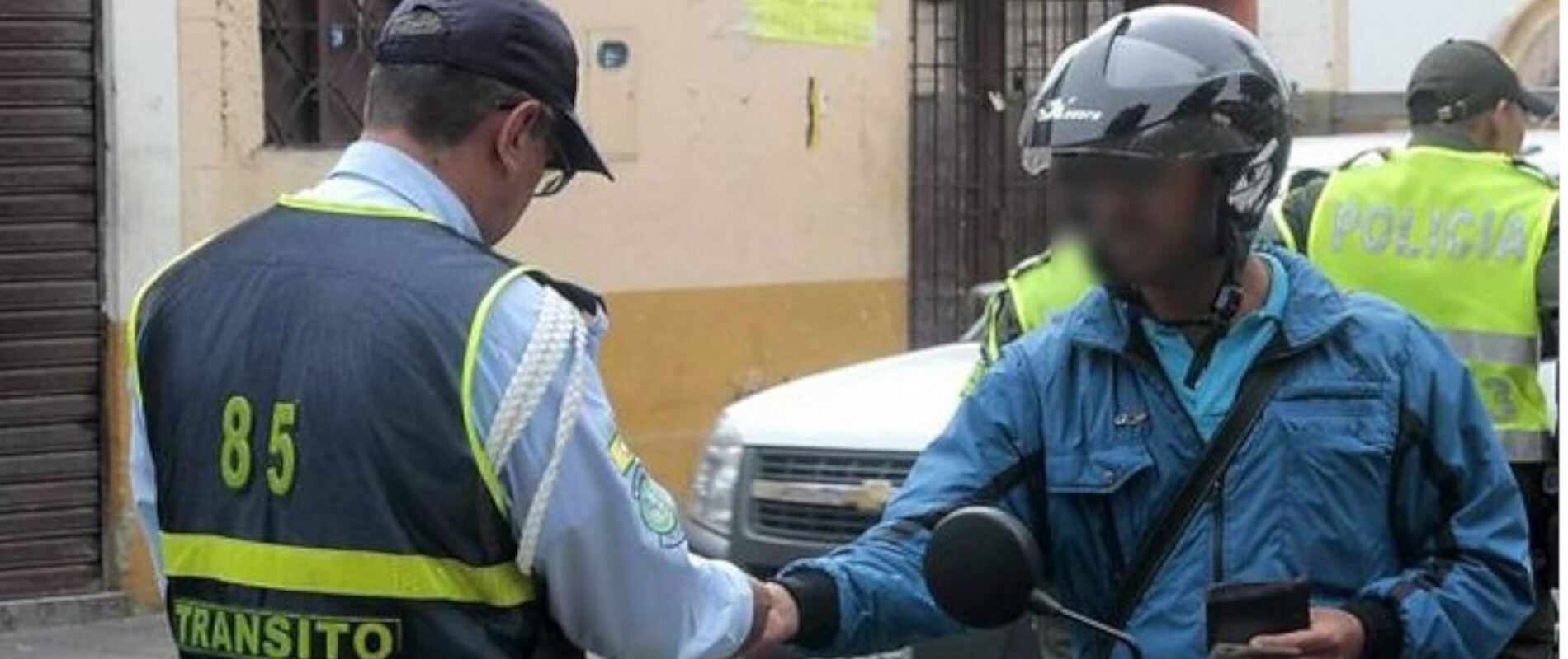 Aunque en Bogotá se tiene planeado reemplazar a los policías de tránsito por agentes civiles de movilidad, todavía no se están haciendo contrataciones para este cargo en la ciudad. Foto: Colprensa