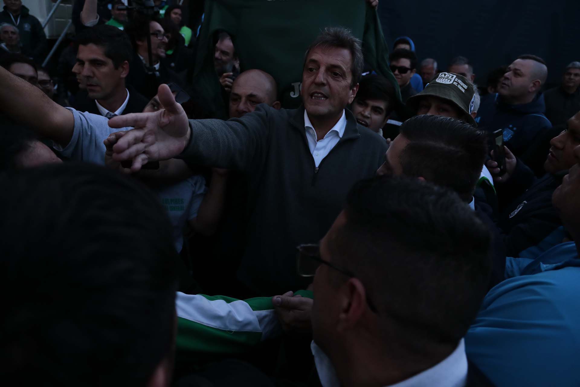 La economía terminaría con un avance de los salarios privados este año a pesar de la inflación récord. Luciano Gonzalez