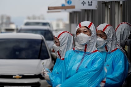 Personal médico con equipo de protección trabaja en un centro de pruebas de coronavirus en Daegu, Corea del Sur, el 3 de marzo de 2020 (REUTERS/Kim Kyung-Hoon/Foto de archivo/Foto de archivo)