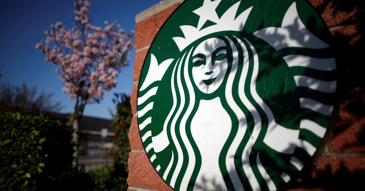 Starbucks è in crisi: le sue azioni sono in calo e ci sono grandi sfide da affrontare