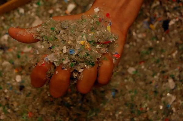 Los plásticos usados se recogen de 90 puntos verdes y luego se muelen