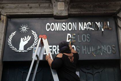 Colectivas de feministas renombraron la CNDH como "Casa de Refugio ni una menos México" durante el tercer día de la toma de las instalaciones.