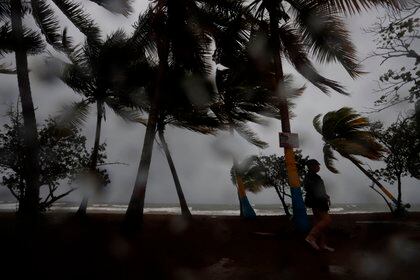 Una persona camina entre la lluvia y los fuertes vientos debido al paso de la tormenta Laura (Foto: EFE/Thais Llorca) 