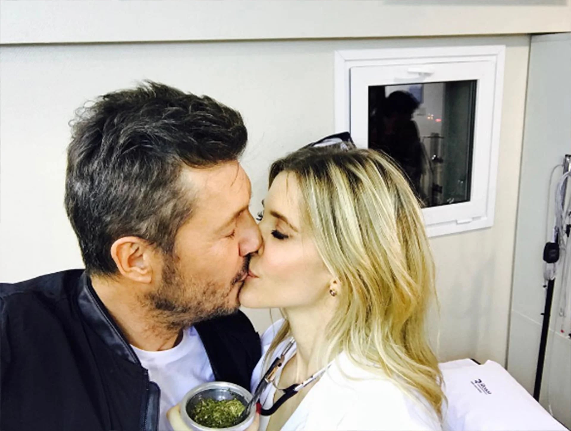 Marcelo Tinelli besándose con su pareja, Guillermina Valdés