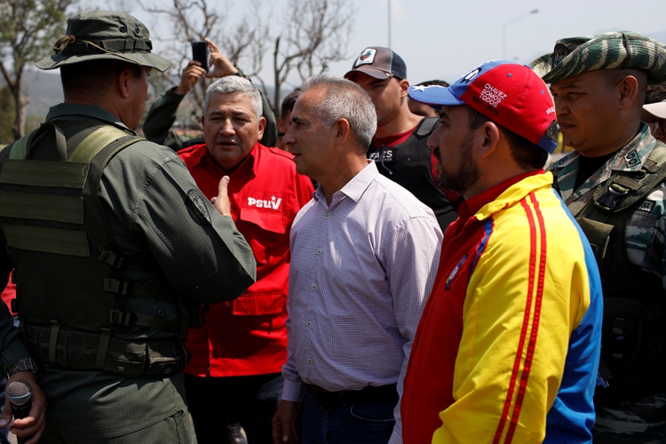 Freddy Bernal con militares y milicianos en la frontera