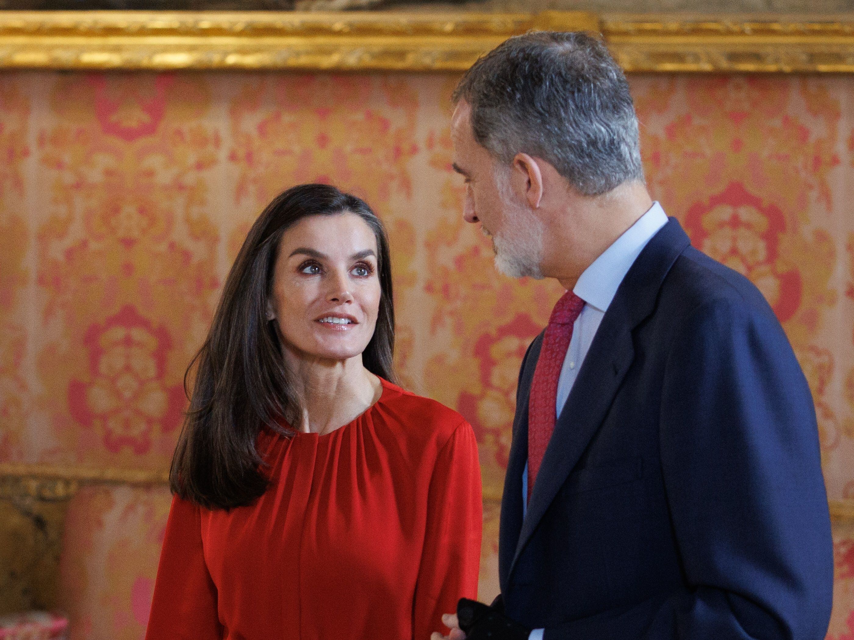 El Rey Felipe VI y la Reina Letizia a su llegada a la reunión del Patronato de la Fundación Princesa de Girona, en el Palacio Real