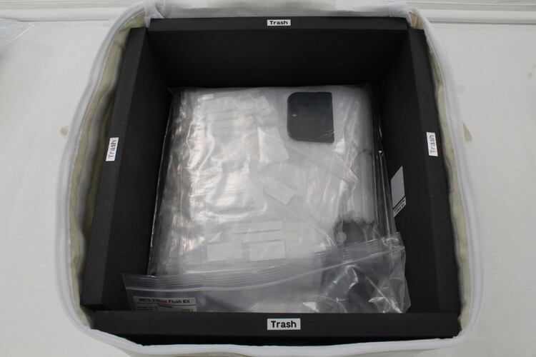 Kits de Investigación de Microgravedad Múltiple de Solidificación de Cemento (MICS) que se empacan en una Bolsa de Transferencia de Carga (Foto: NASA)