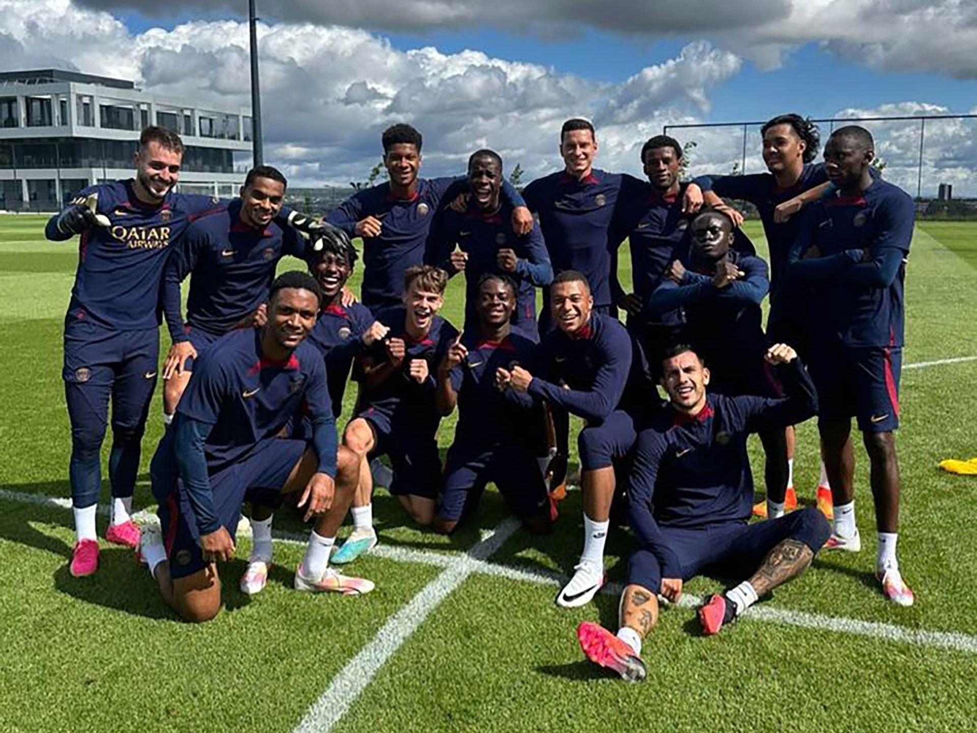 Mbappé junto a sus compañeros de entrenamiento en el PSG.
