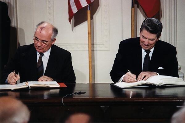 Mikhail Gorbachov y Ronald Reagan firman un tratado en Washington, en 1987
