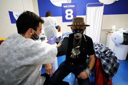 FOTO DE ARCHIVO: Un hombre recibe una vacuna contra la enfermedad del coronavirus (COVID-19) en un centro temporal de la organización de mantenimiento de la salud (HMO) en el centro comercial Givatayim, cerca de Tel Aviv, Israel, el 19 de enero de 2021. REUTERS / Ammar Awad / Foto de archivo