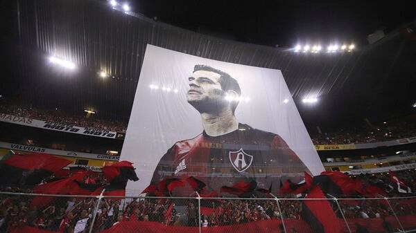 Un cartel gigante con la imagen de Rafa Márquez fue desplegado por los hinchas del Atlas en el estadio Jalisco (EFE)