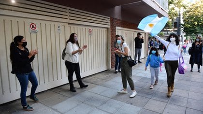 Protestas y aplausos a favor de la presencialidad en las escuelas