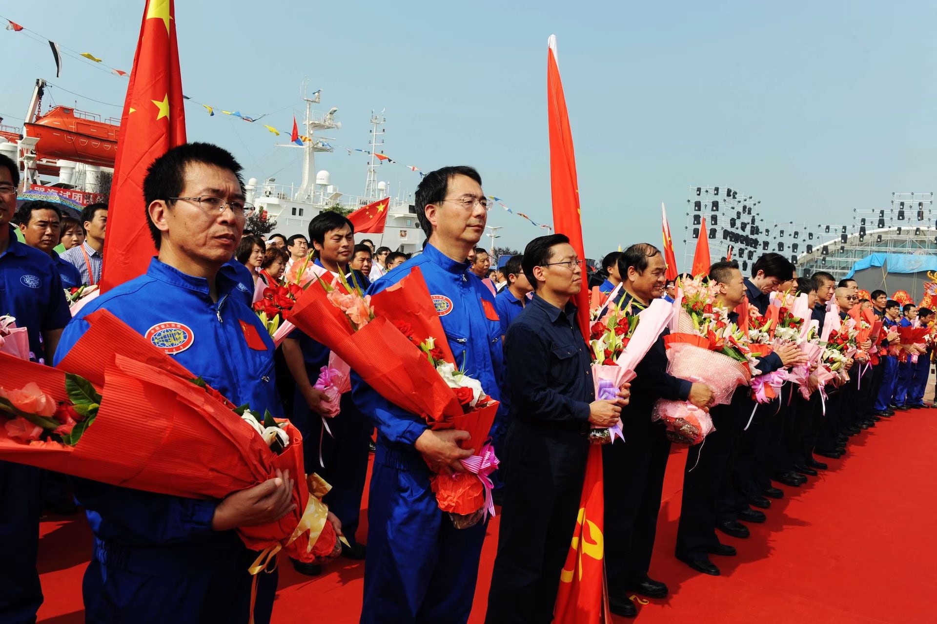 Los habitantes de Qingdao, en la provincia china de Shandong, saludan al personal y la tripulación del buque de investigación en aguas profundas Xiangyang Hong 09 en julio de 2012 (Yu Fangping/ImagineChina/AP)