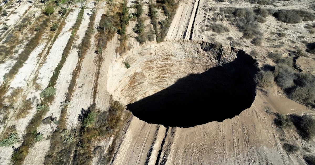 Hanno calcolato che l’enorme buco apparso nel nord del Cile è profondo 64 metri e ha un diametro di 32 metri e temono che continuerà a crescere.