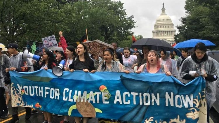 Jamie Margolin (en el centro, vestida de negro) encabeza la manifestación de Zero Hour en Washington