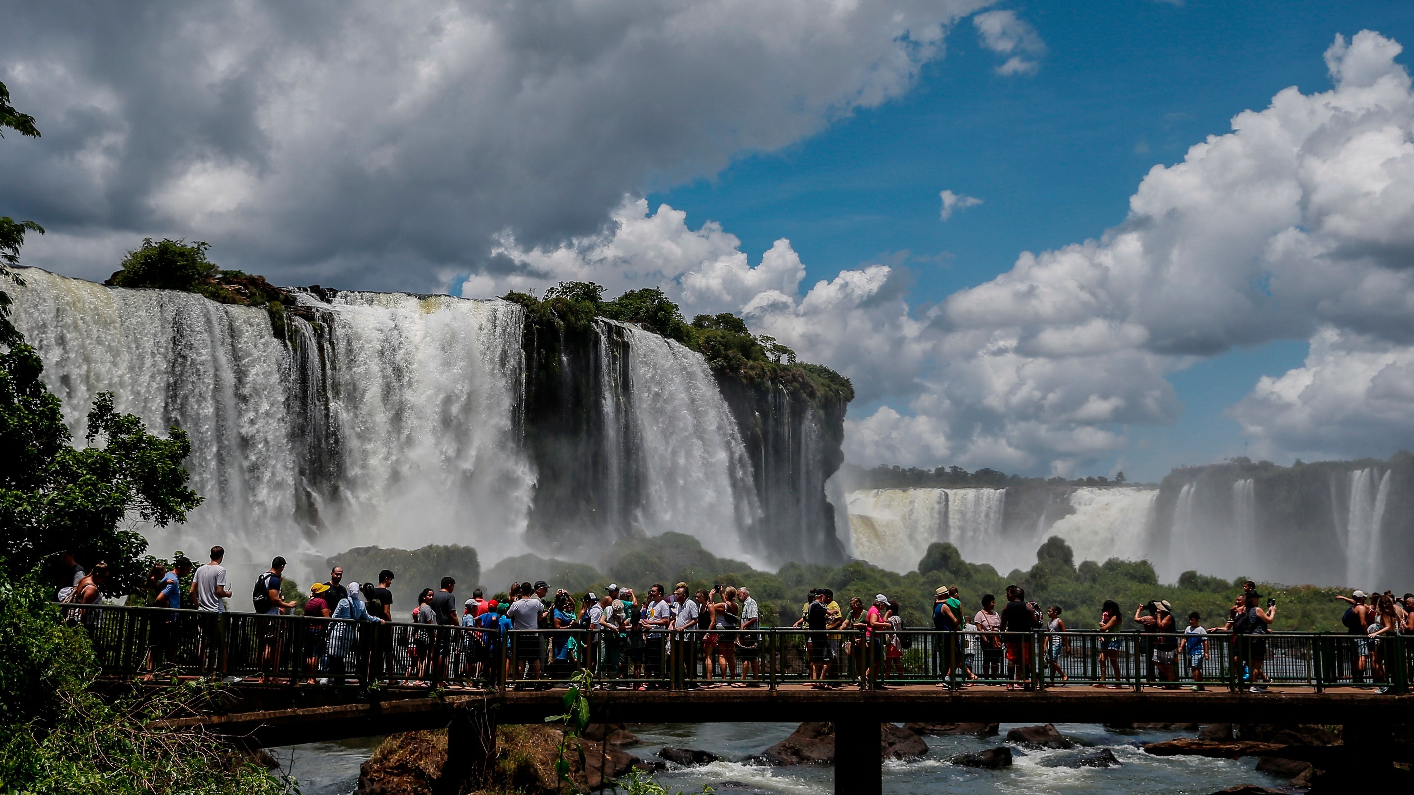 Fotografía de febrero de 2020 que muestra a decenas de personas en las Cataratas del Iguazú, en la provincia Misiones (Argentina). EFE/Juan Ignacio Roncoroni
