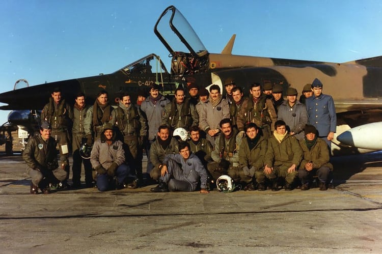 Pilotos, mecánicos, técnicos y soldados del Escuadrón M5 Dagger antes de una de las misiones en Comodoro Rivadavia. Los aviones de la Fuerza Aérea protegieron a los caza de la aviación naval durante el ataque al Sheffield