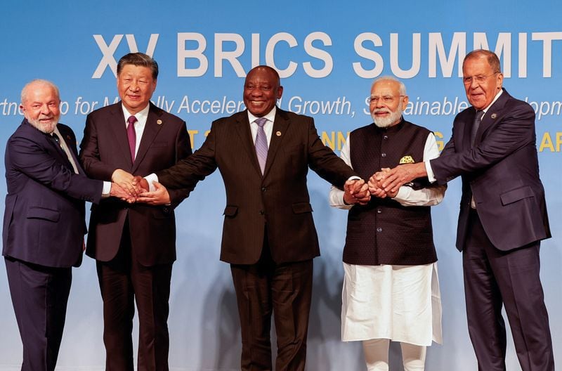 El presidente de Brasil, Luiz Inácio Lula da Silva, junto al presidente de China, Xi Jinping, el presidente de Sudáfrica, Cyril Ramaphosa, el primer ministro de la India, Narendra Modi, y el ministro de Asuntos Exteriores de Rusia, Sergei Lavrov (REUTERS)