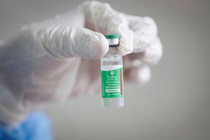 La vacuna Covishield es una variante de la fabricada por AstraZeneca y Oxford, que se produce en el Serum Institute de la India (Efe) 