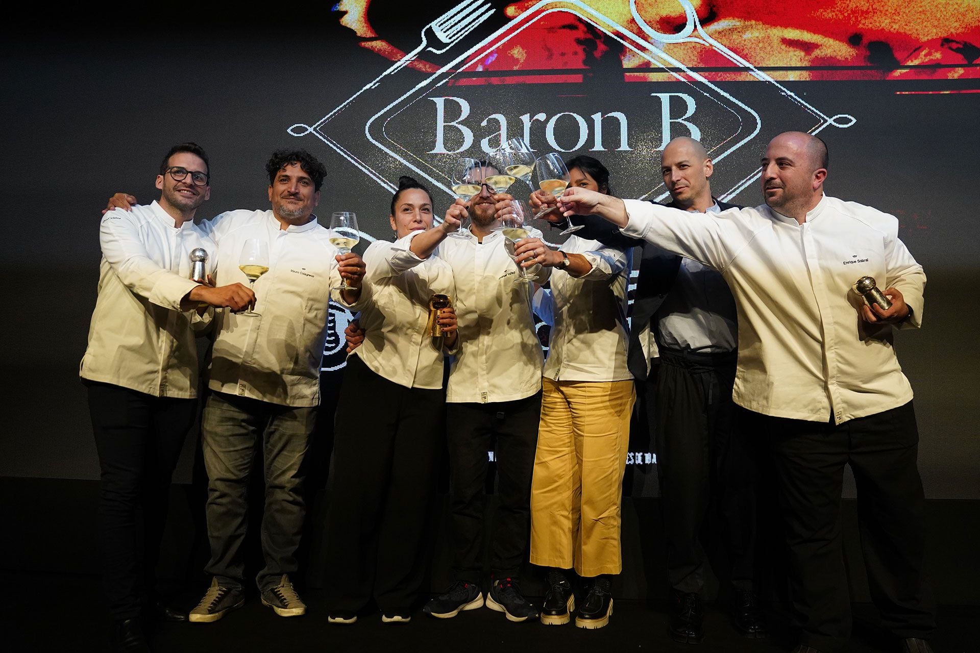 Los 3 finalistas del Prix Baron B: Amasijo, de Agustín Kuran; Bajo Llave 929, de Enrique Sobral y -los  ganadores- Florencia Lafalla y Emanuel Yañez García de Ánima. Todos festejaron junto al gran jurado, Mauro Colagreco, Manoella “Manu” Buffara, Pablo Rivero y Martín Molteni