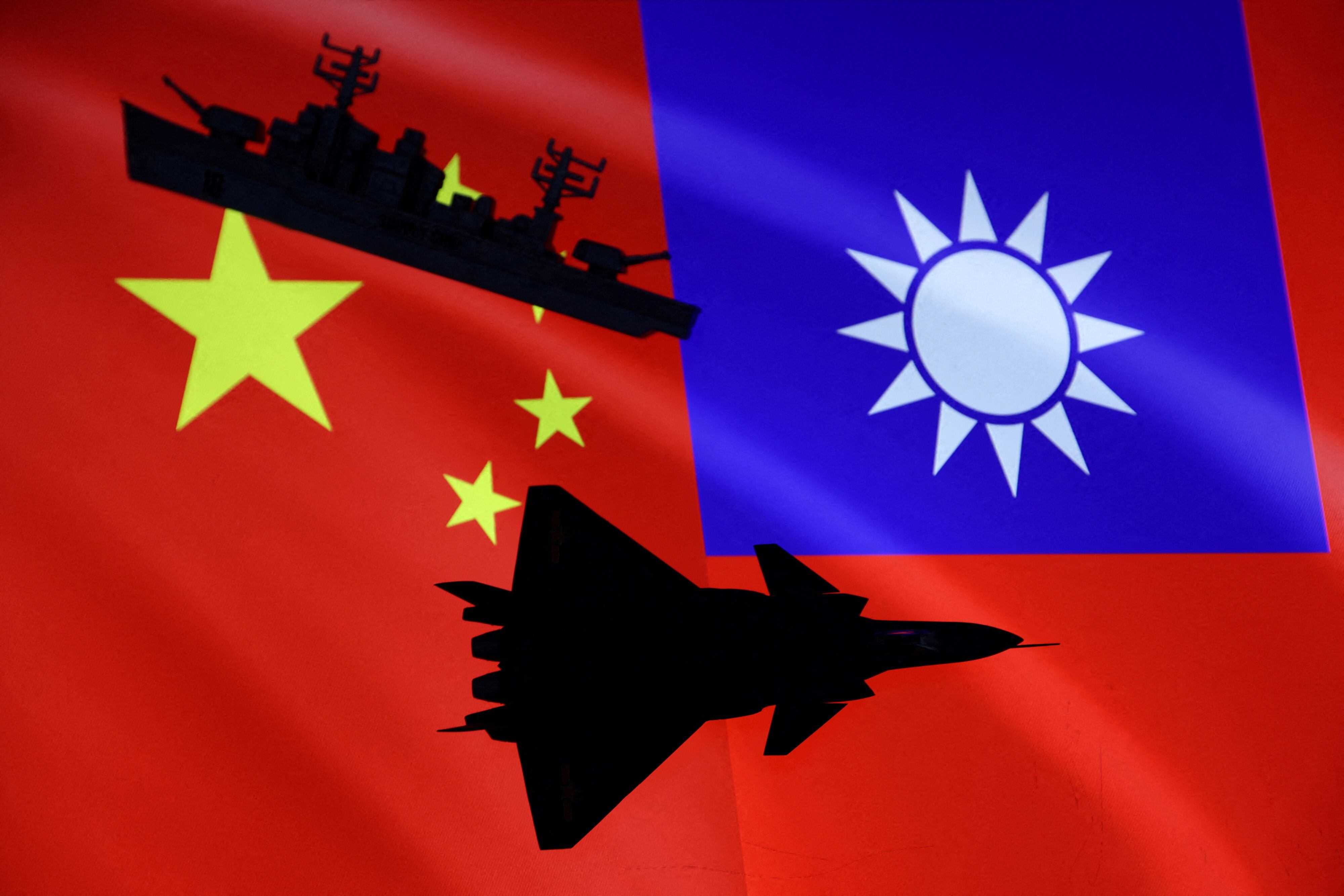 Portaaviones y un avión se ven delante de banderas chinas y taiwanesas en esta ilustración, 6 de agosto de 2022. REUTERS/Dado Ruvic/Archivo 