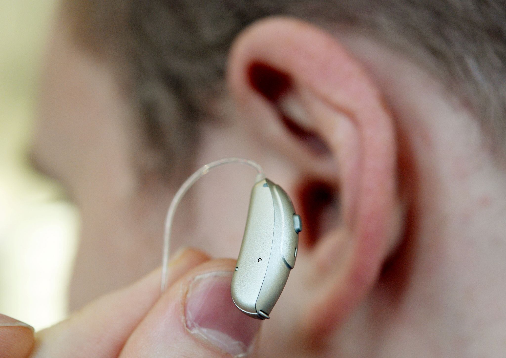 Los audífonos ayudan, pero muchos no quieren usarlos por asociarlos con la vejez (Bernd Weissbrod/dpa)