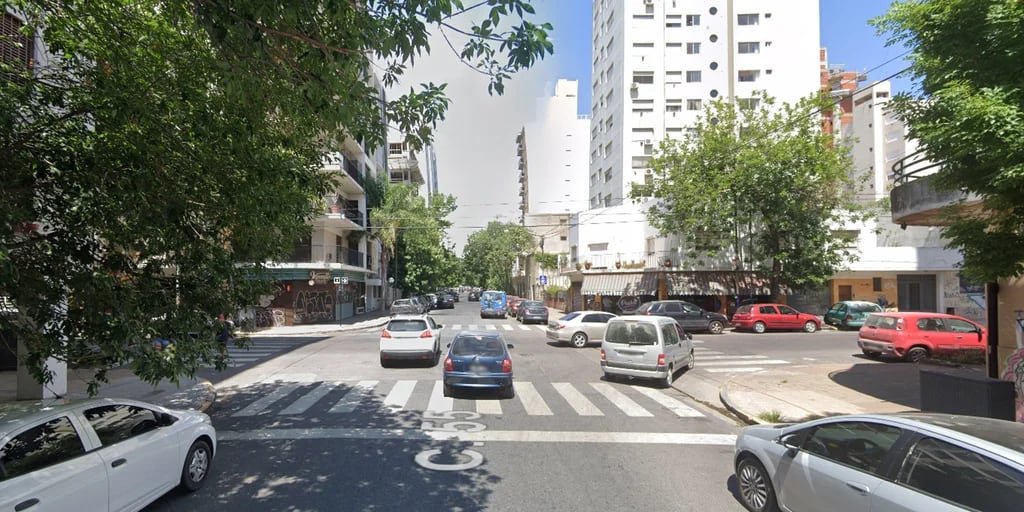 Otra imprudencia al volante en La Plata: cruzó en rojo y embistió a otro auto que circulaba correctamente
