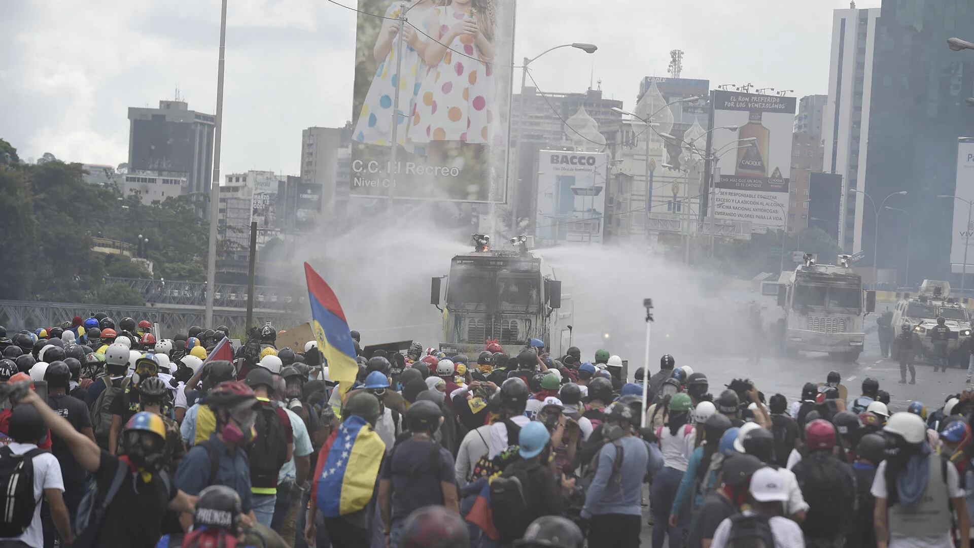 El régimen volvió a reprimir a los manifestantes este lunes en Caracas (AFP)