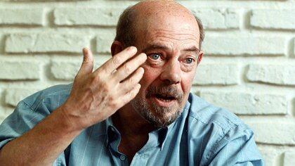 Enrique Gorriarán Merlo, el ex jefe del ERP devenido en el líder del MTP que atacó La Tablada. El monitoreo la operación desde fuera del regimiento TELAM 