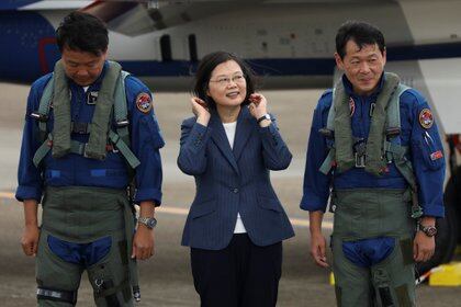La presidenta taiwanesa Tsai Ing-Wen junto a los pilotos del avión de entrenamiento AIDC T-5 Brave Eagle, en la fábrica de Taichung, Taiwan. REUTERS/Ann Wang