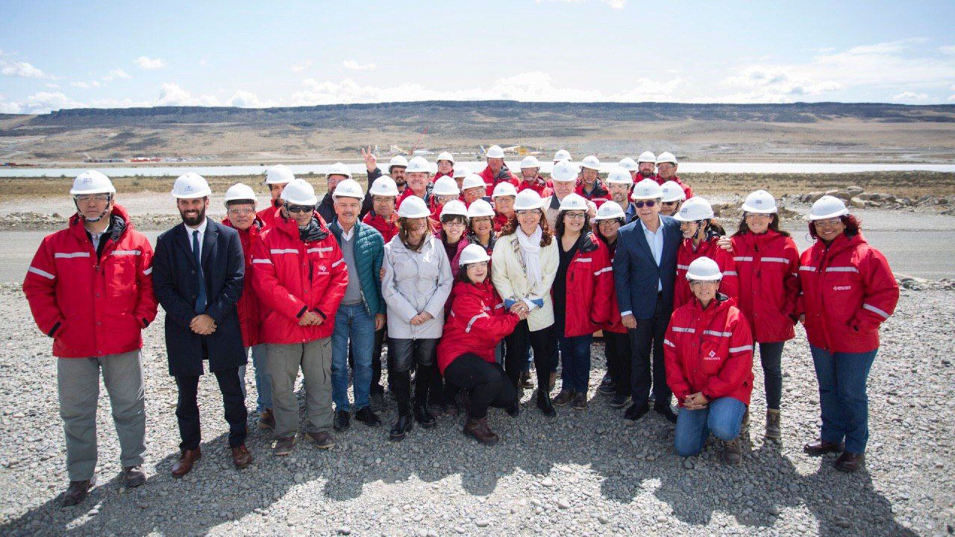 La vicepresidente Cristina Kirchner, en una visita a la obra de represas en Santa Cruz, la inversión más abultada que se está realizando con crédito chino