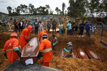 Un entierro masivo de víctima del coronavirus en el cementerio Taruma de Manaos (REUTERS/Bruno Kelly)