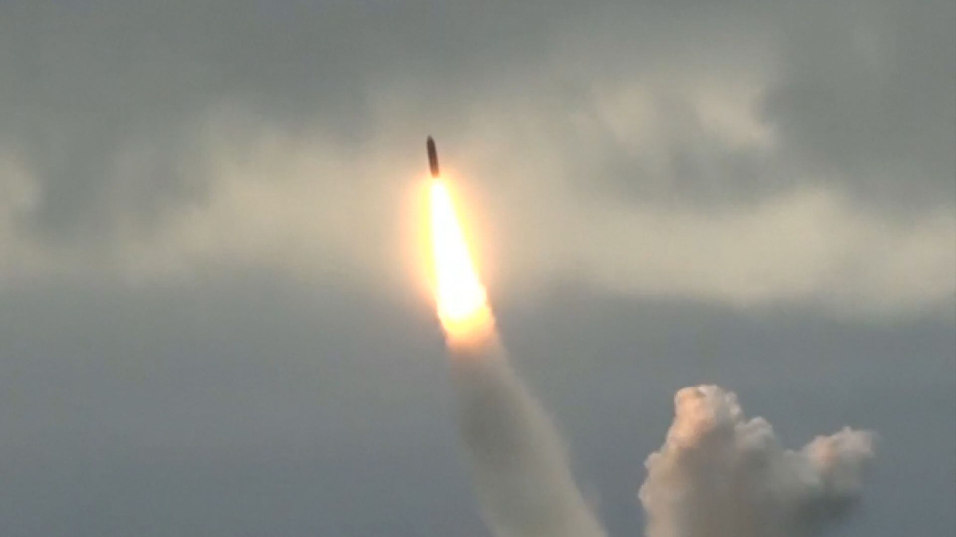 Rusia realizó dos ensayos con misiles balísticos lanzados desde submarinos atómicos