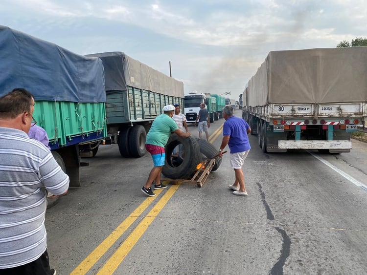 En San Nicolás, productores agropecuarios protestan y hacen controles de carga