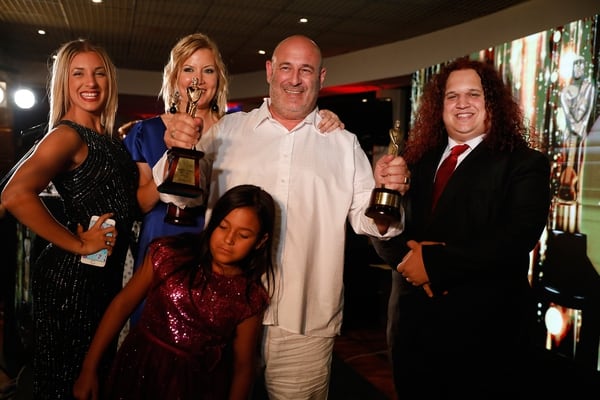 Santiago Cúneo junto a sus hijos Micaela, Nahiara Nicole y Santiaguito; y su mujer, Ximena Rijel 