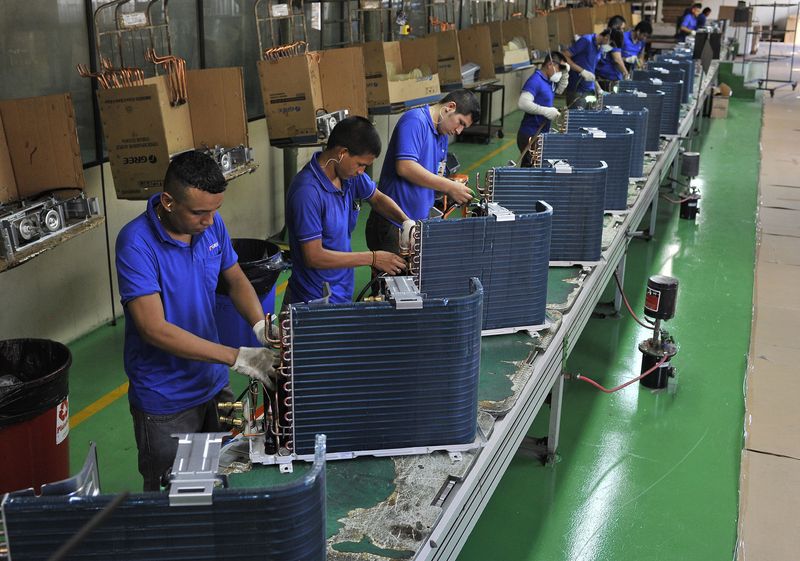 Los empleados trabajan en una línea de producción en una fábrica de la marca china Gree, en Manaos, Brasil. 24 de junio, 2014. (REUTERS/Jianan Yu)