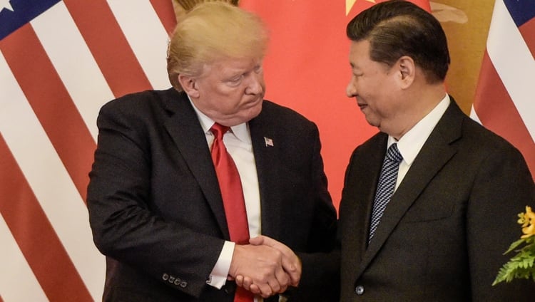 Donald Trump y Xi Jinping el 9 de noviembre de 2017 en Beijing (Photo by Fred DUFOUR / AFP)