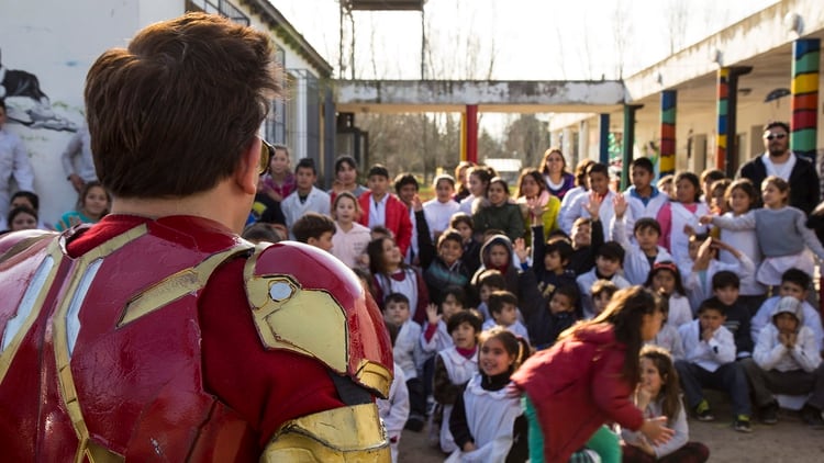 Loiacono visita escuelas, hospitales y distintas instituciones para ayudar a los más chicos