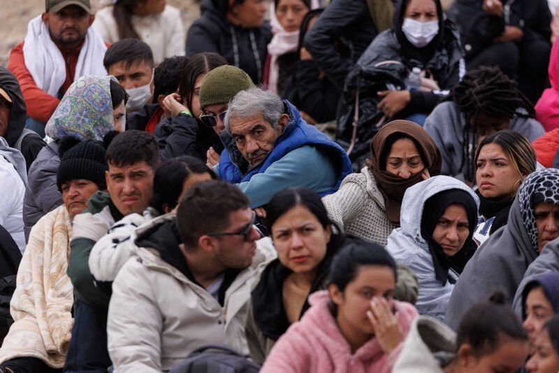 Migrantes se reúnen entre las vallas fronterizas cuando Estados Unidos se prepara para levantar las restricciones del Título 42. (Foto: Reuters)